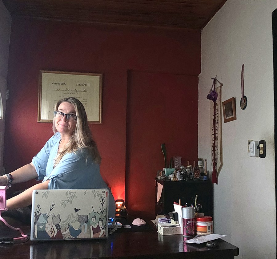 Dra. Farola en su escritorio, Estudio Jurídico Farola
