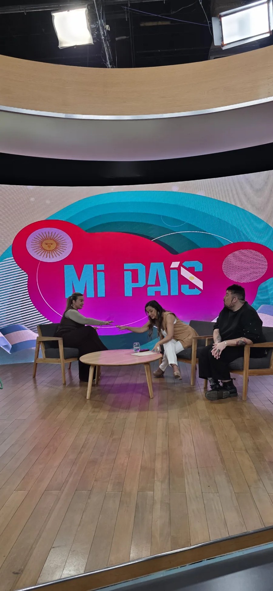 Dra. Farola en el set de Mi País